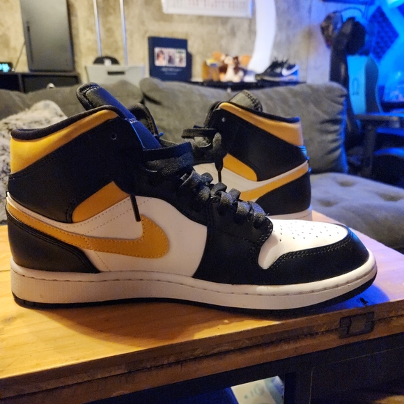 Jordan 1 Mid Pollen - Picture 3 of 3